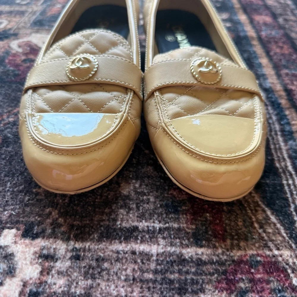CHANEL‎ Beige Quilted Leather Loafers CC on Patent Leather Toe Flats